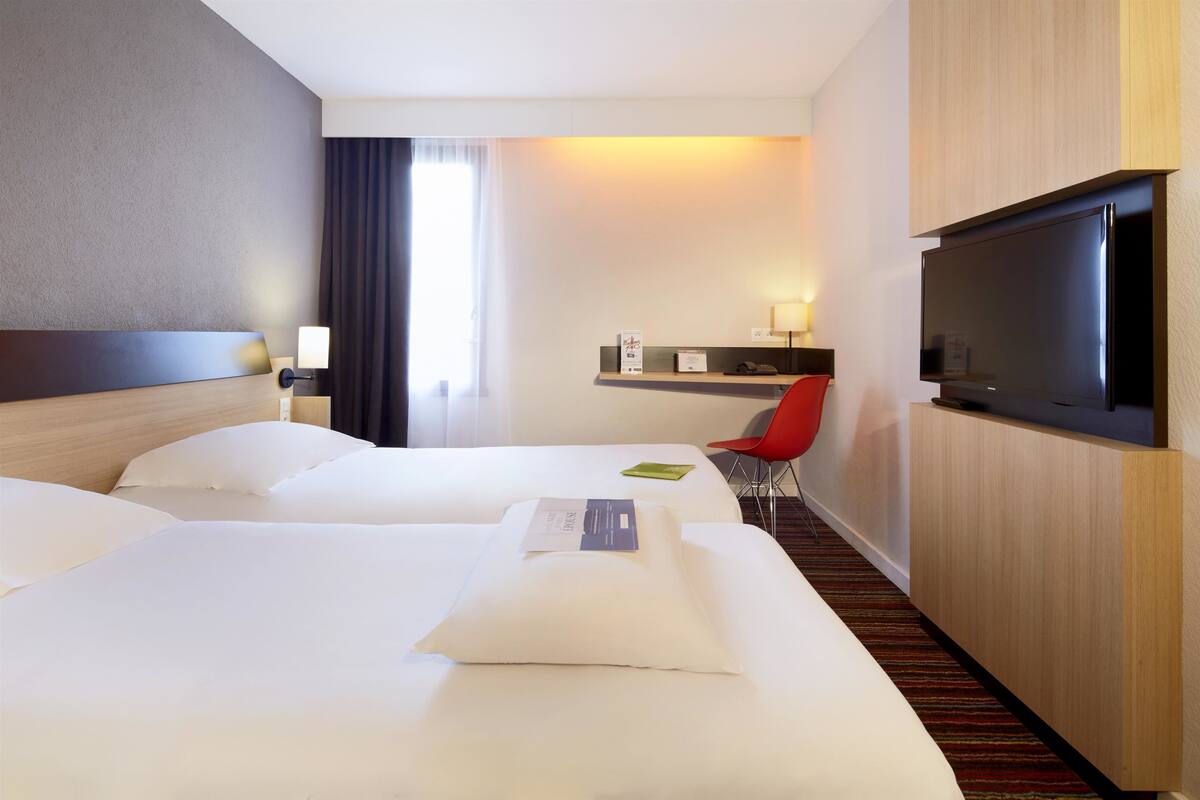 standard room, 2 single beds | desk, blackout curtains, soundproofing, iron/ironing board