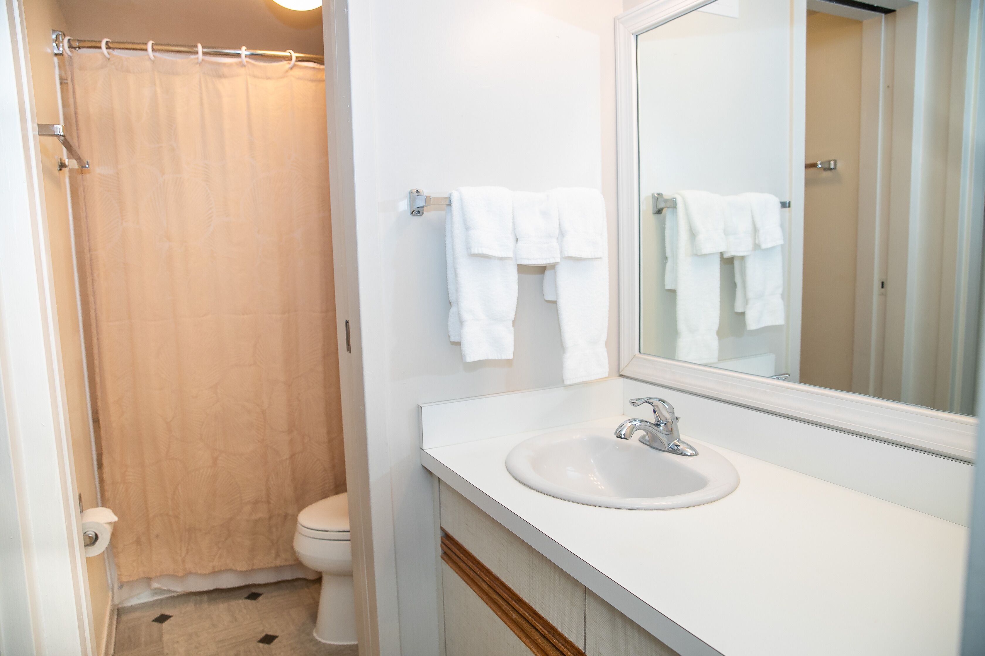 combined shower/bathtub, free toiletries, hair dryer, towels
