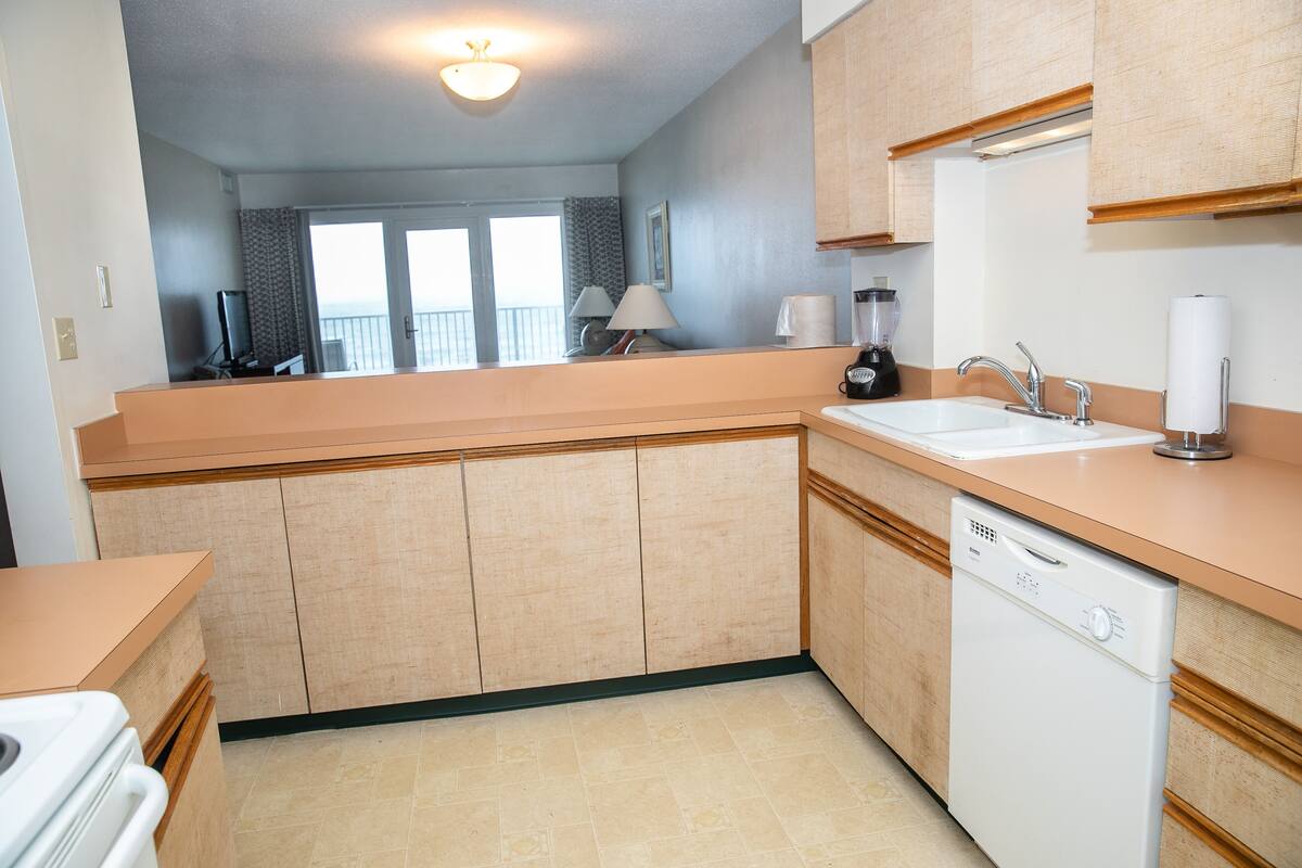 microwave, coffee/tea maker