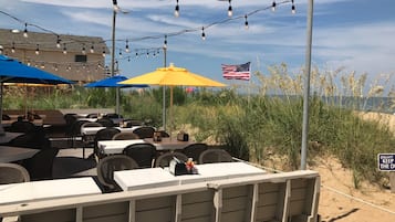 Petit déjeuner servi sur place, vue sur la plage