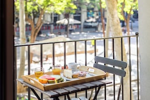 Sarapan prasmanan setiap hari (EUR 16 per orang)