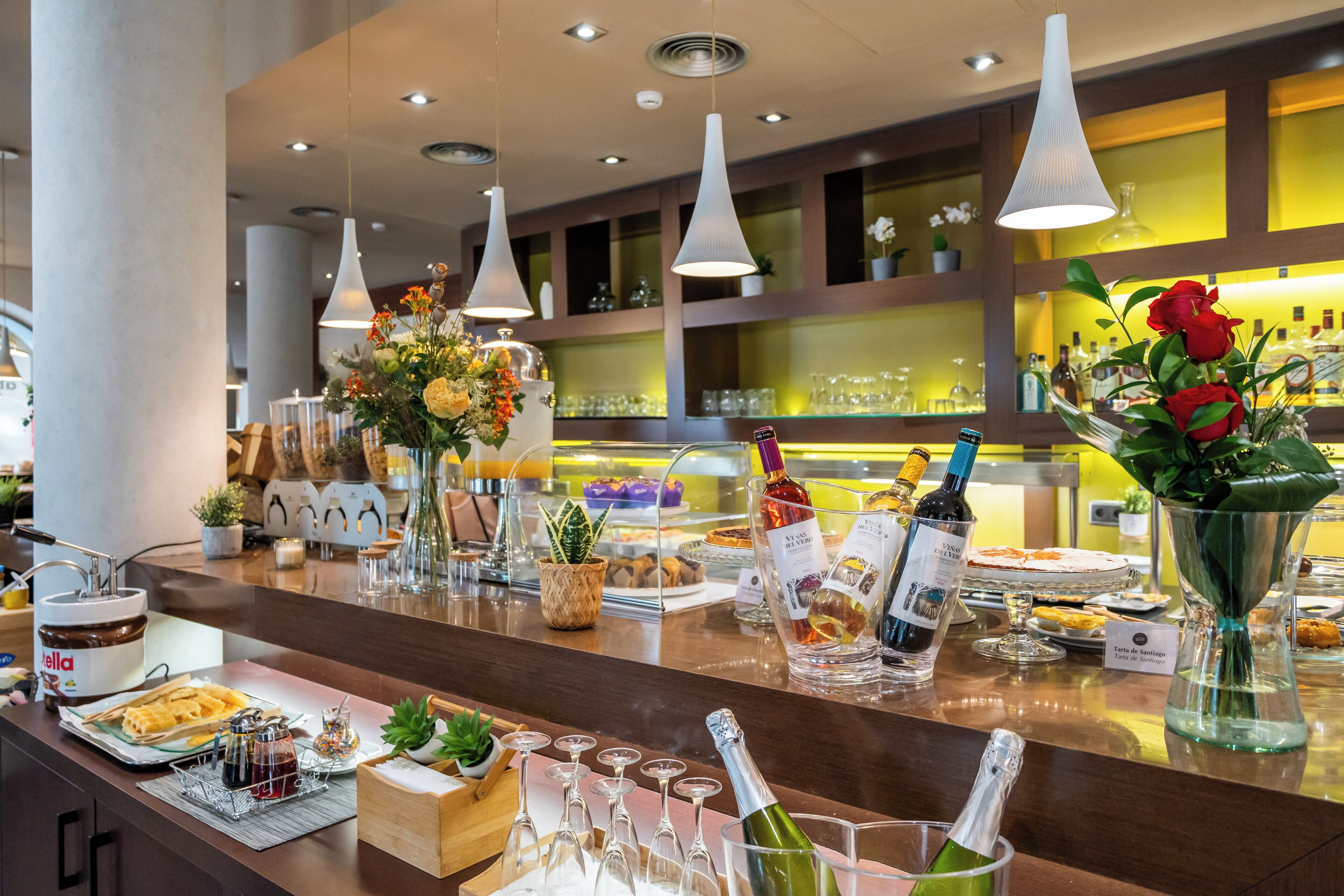 بوفيه فطور يوميًا بتكلفة قدرها (16 EUR للشخص)