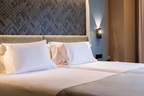 Minibar, in-room safe, desk, laptop workspace - Abba Rambla Barcelona (Barcelona)