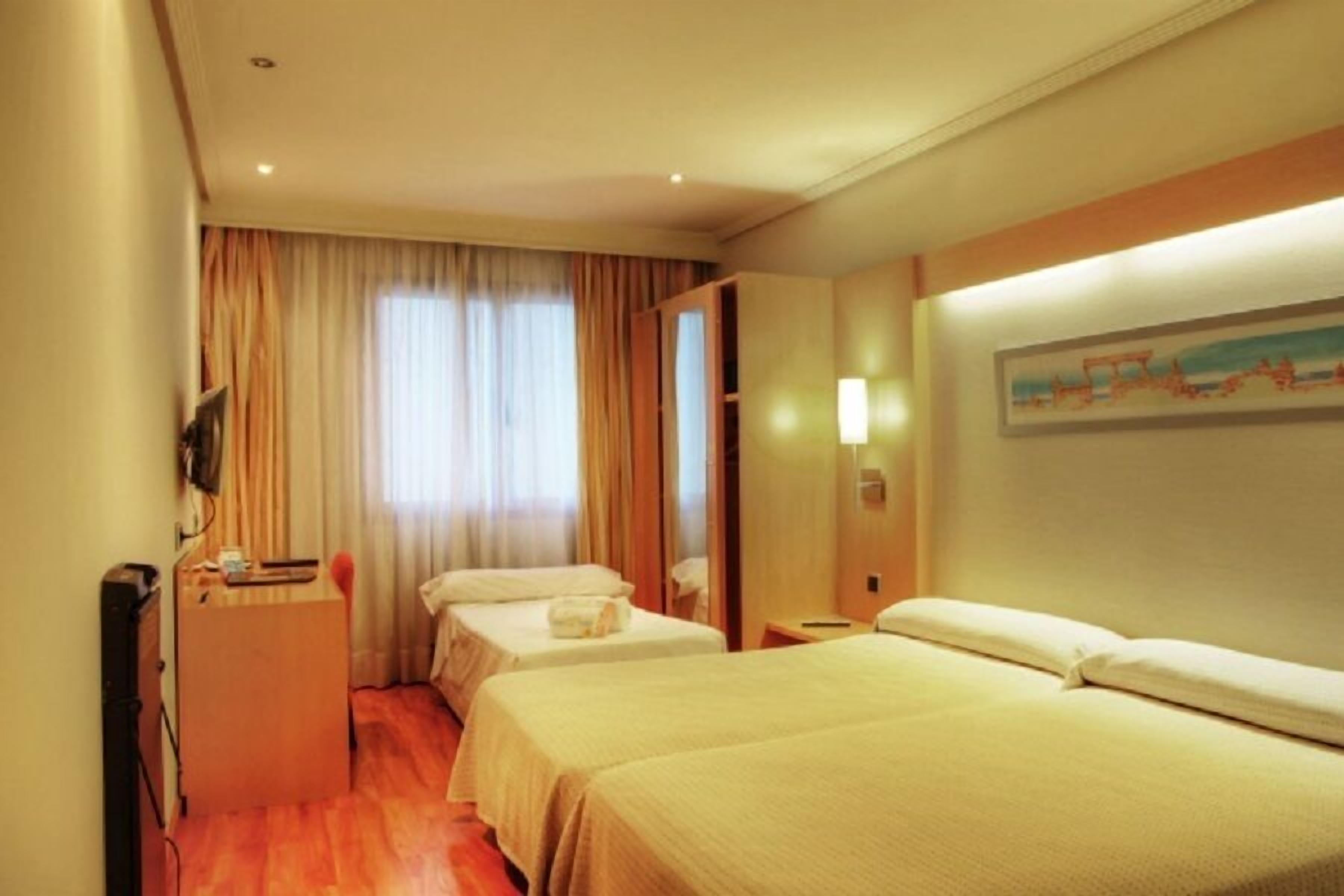 Minibar, pengeskab på værelset, skrivebord