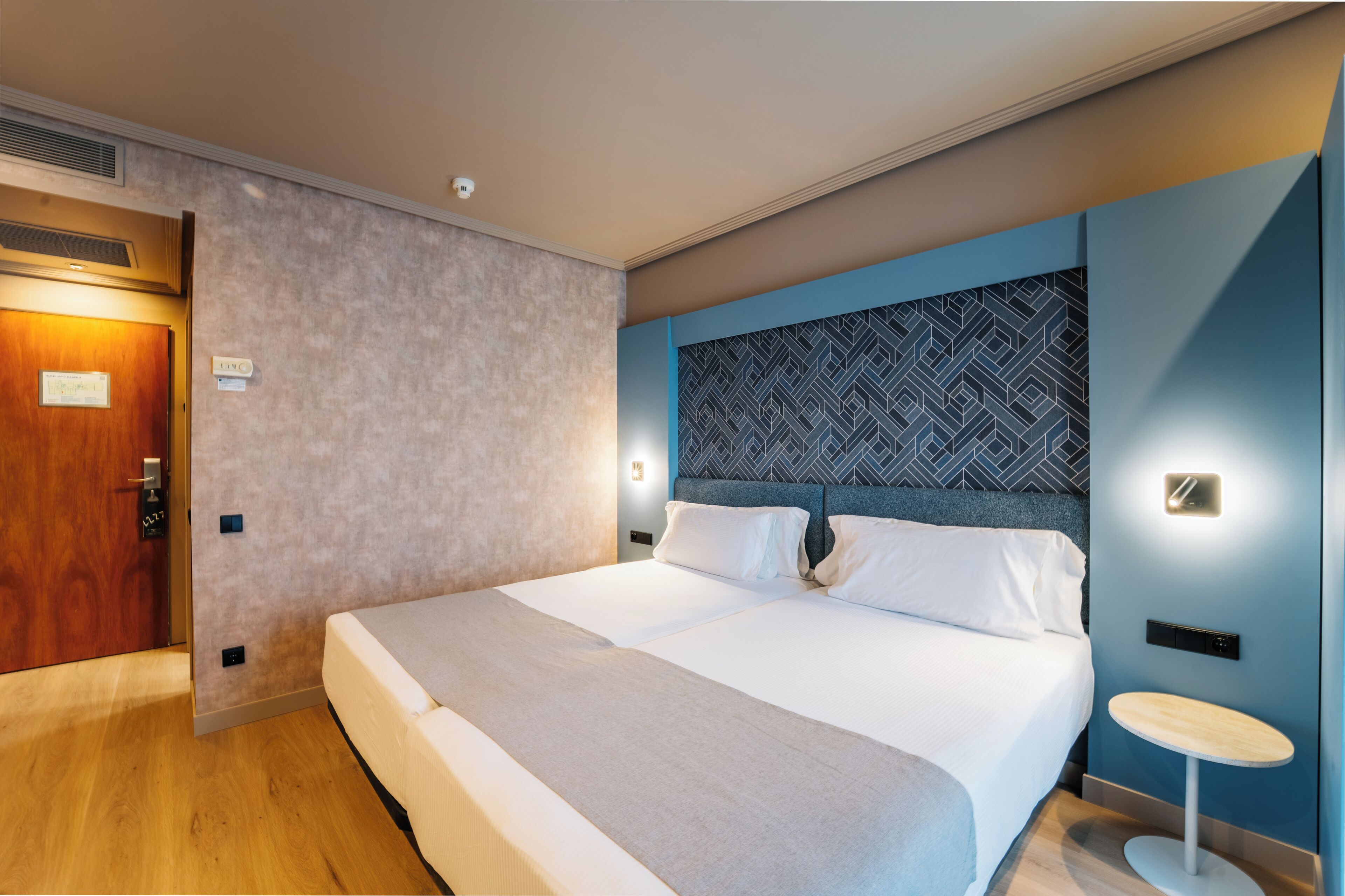 Habitación Premium | Minibar, caja de seguridad en la habitación y escritorio 