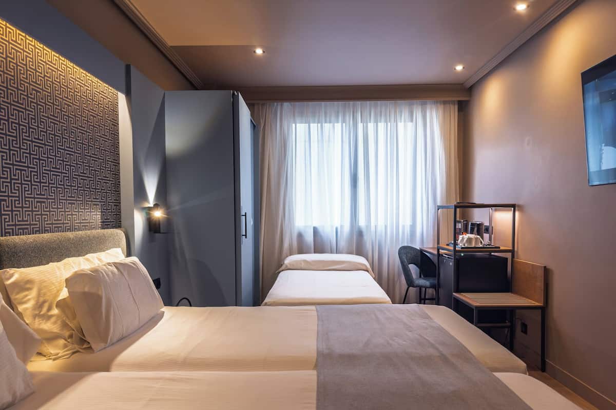 Een minibar, een kluis op de kamer, een bureau, een laptopwerkplek