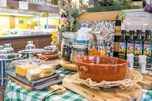 Tägliches Frühstücksbuffet (13.50 EUR pro Person)