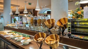 A buffet area with various food items, wooden bowls, and a self-service oven. - Abba Rambla Barcelona (Barcelona)