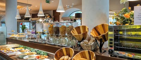 每日供應自助早餐 (每人 EUR16)