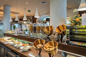 朝食 (ビュッフェ)、毎日提供 (有料)