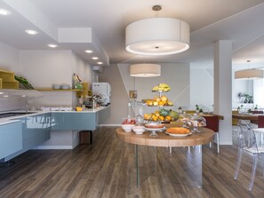 Free daily buffet breakfast