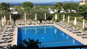 Svit - terrass - sjöutsikt | Minibar, vÀrdeförvaringsskÄp pÄ rummet och individuell inredning