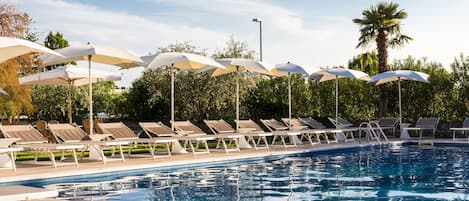 Piscine extérieure, parasols de plage, chaises longues