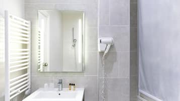 Đồ dùng nhà tắm miễn phí, máy sấy tóc, khăn tắm