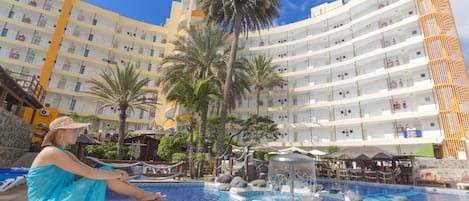 Piscine extérieure, parasols de plage, chaises longues
