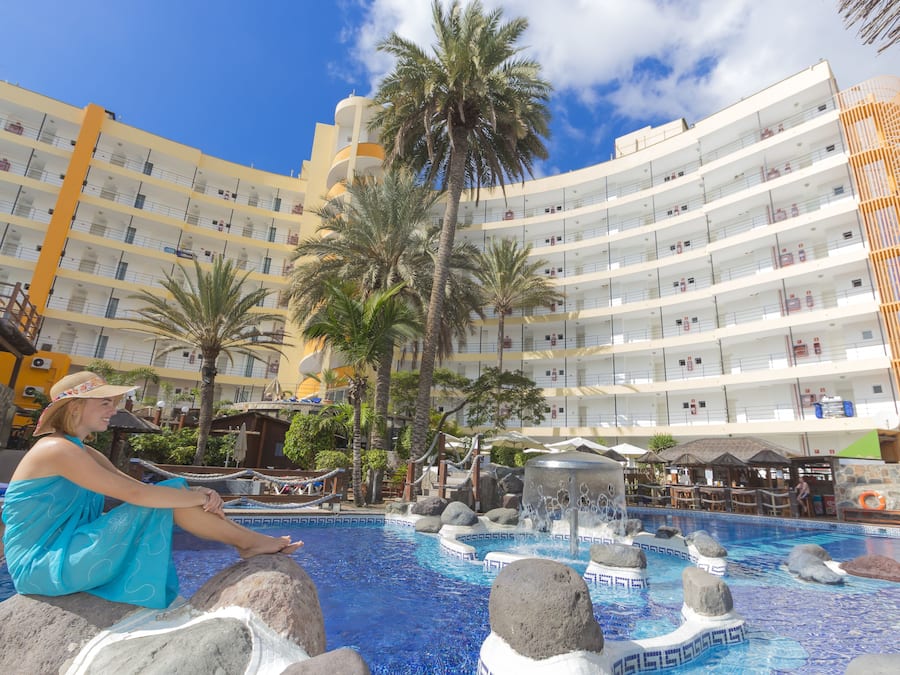 Piscina a l'aire lliure (horari: 09:00-19:30), para-sols i gandules