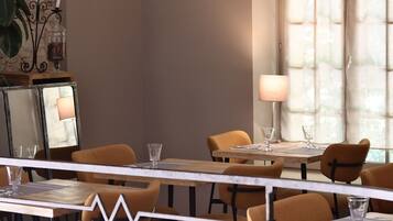 Morgenmadsbuffet hver dag (17 EUR pr. person)