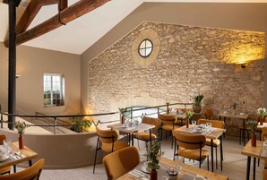 Desayuno buffet diario (EUR 17 por persona)