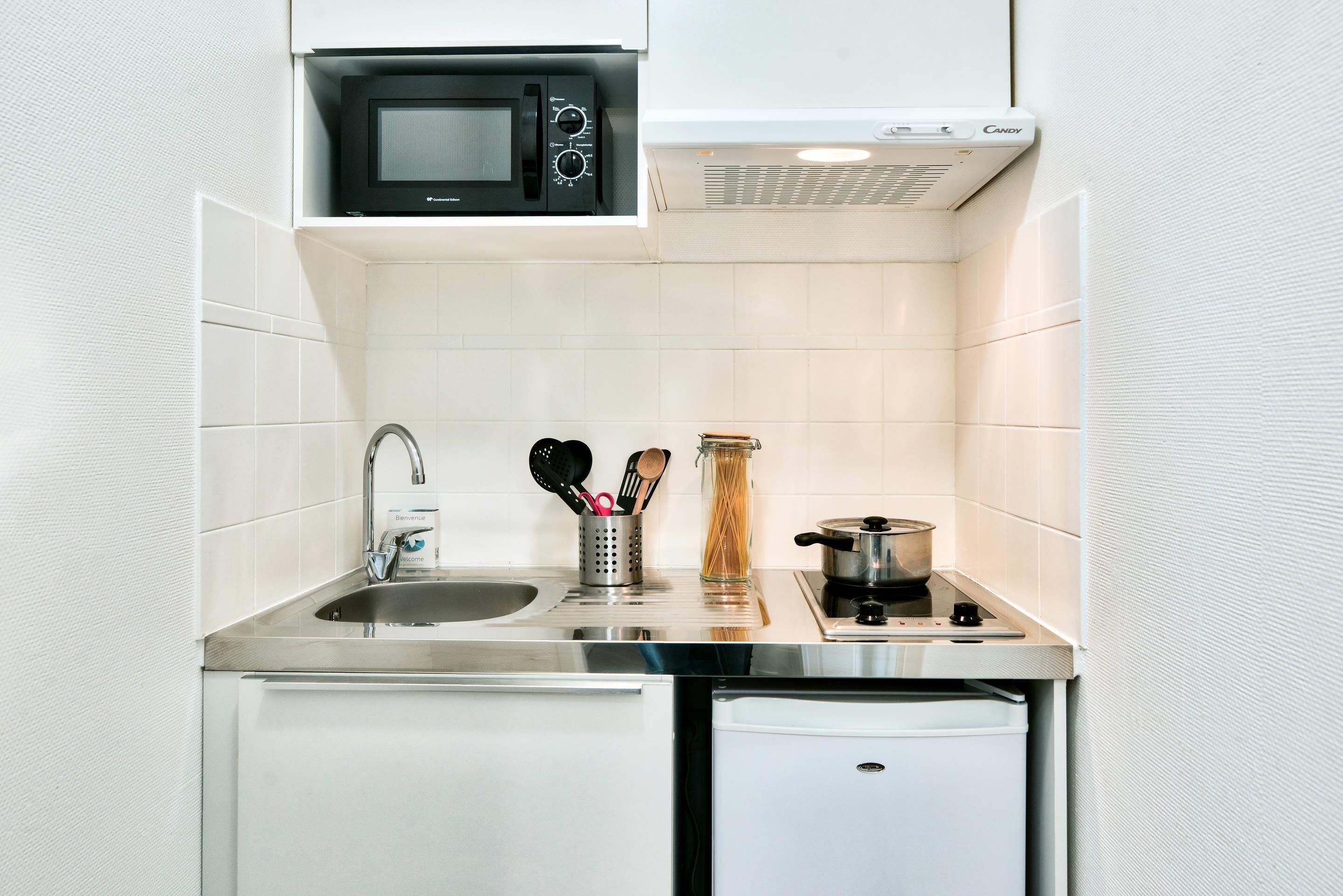 Refrigerador, microondas, cafetera y tetera y tetera eléctrica 