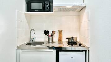 Refrigerador, microondas, cafetera y tetera y tetera eléctrica