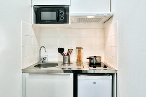 Tủ lạnh, lò vi sóng, dụng cụ pha cà phê/trà, ấm điện 