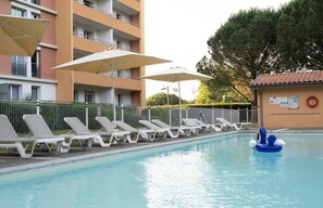 Outdoor pool, sun loungers - Comfort Aparthotel Toulouse Metropole (Toulouse)
