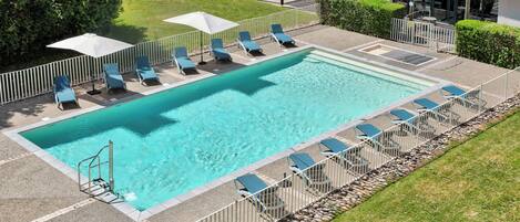 Ulkouima-allas, aurinkotuoleja