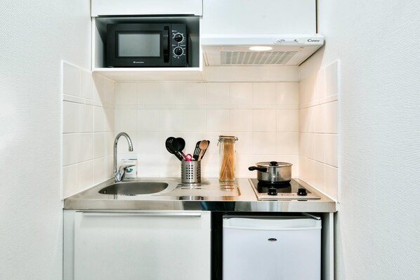 Refrigerador, microondas, cafetera y tetera y tetera eléctrica 