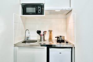 Escritorio, espacio para trabajar con laptop y insonorización