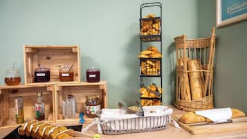 Daily continental breakfast (EUR 12.90 per person)