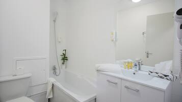 Badewanne, umweltfreundliche Kosmetikartikel, Handtücher