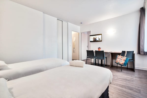 Desk, laptop workspace, soundproofing, bed sheets - Comfort Aparthotel Toulouse Metropole (Toulouse)