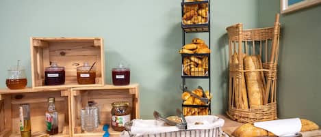 Daily continental breakfast (EUR 12.90 per person)