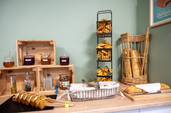 Daily continental breakfast (EUR 12.90 per person) - Comfort Aparthotel Toulouse Metropole (Toulouse)