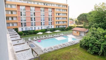 Piscine extérieure, chaises longues