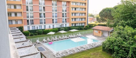 Alberca al aire libre y camastros