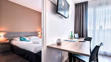 Een bureau, een laptopwerkplek, geluiddichte muren, beddengoed