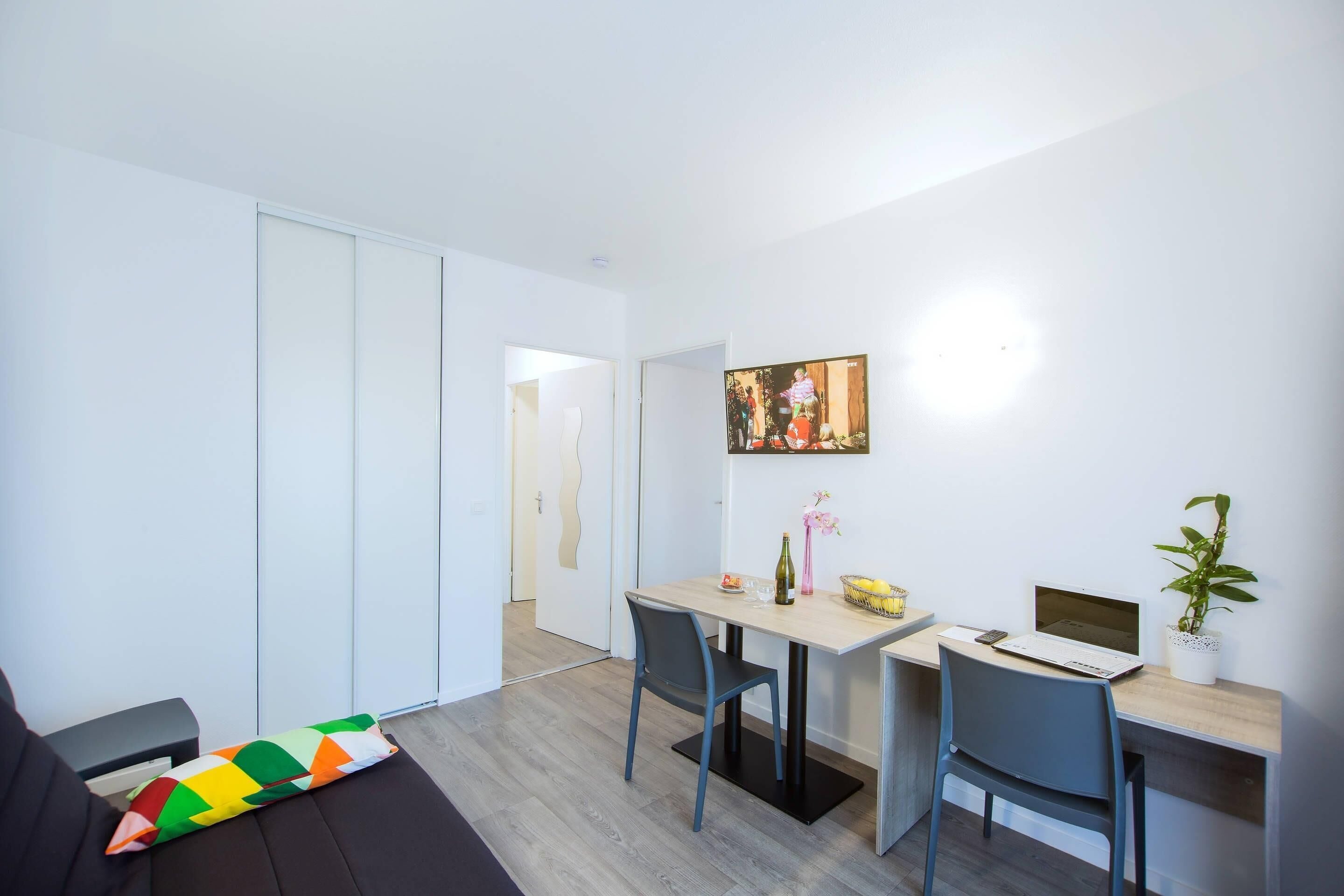 Suite, 1 cama Queen size y sofá cama, para no fumadores | Escritorio, espacio para trabajar con laptop y insonorización 