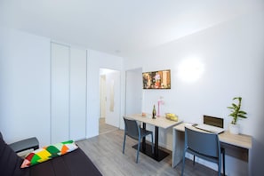Suite, 1 cama Queen size y sofá cama, para no fumadores | Escritorio, espacio para trabajar con laptop y insonorización 