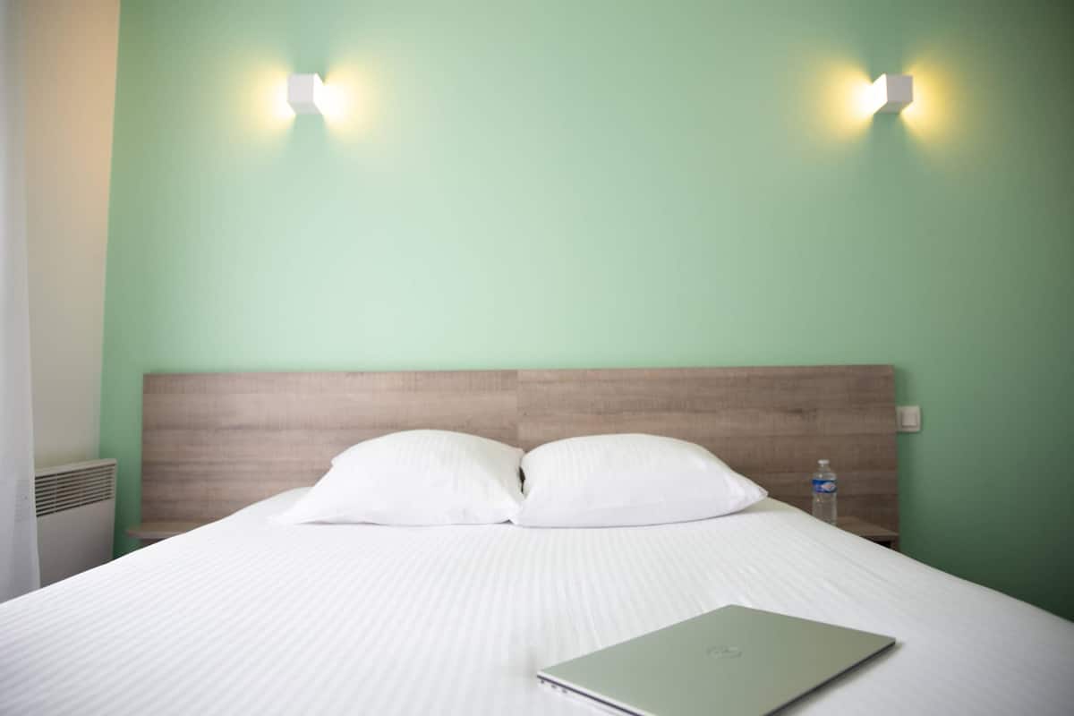 Standard Room, 1 Double Bed, Non Smoking | Desk, laptop workspace, soundproofing, bed sheets