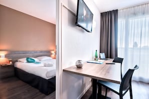 Standard Room, Multiple Beds, Non Smoking | Desk, laptop workspace, soundproofing, bed sheets - Comfort Aparthotel Toulouse Metropole (Toulouse)