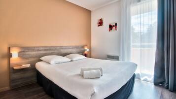 Suite, 1 Queen Bed with Sofa bed, Non Smoking | Desk, laptop workspace, soundproofing, bed sheets