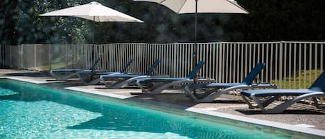 Piscina a l'aire lliure i gandules