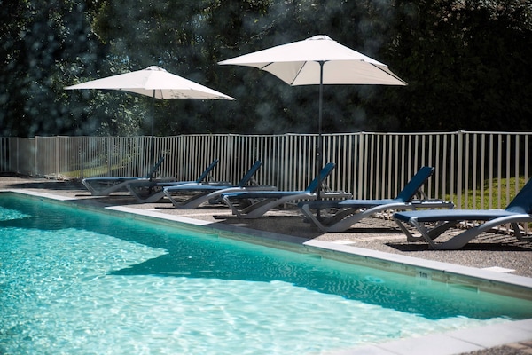 Kolam renang terbuka, kerusi lepak pantai