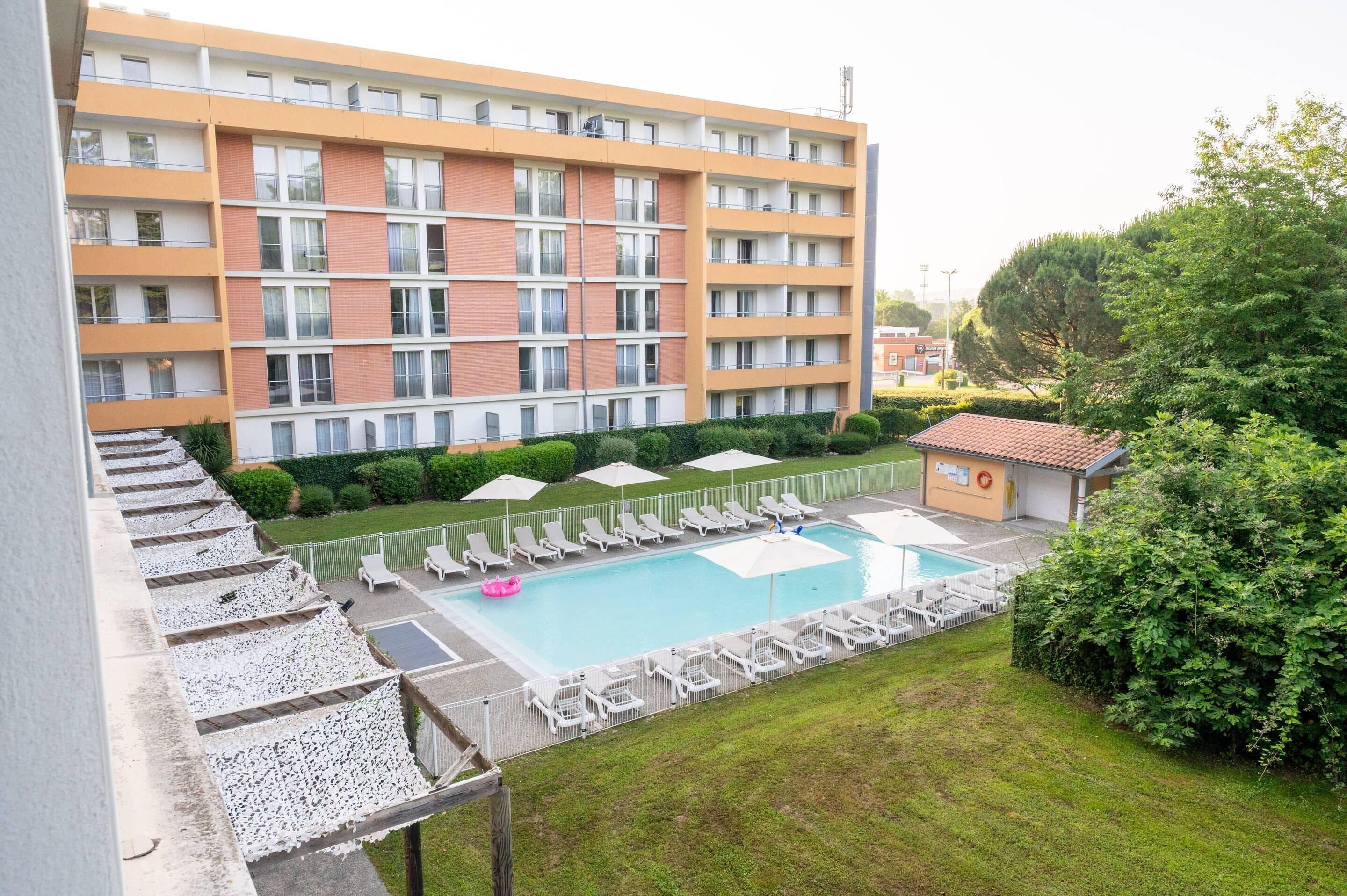 室外游泳池，提供日光浴躺椅