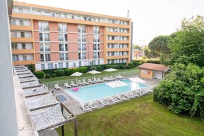 Outdoor pool, pool loungers