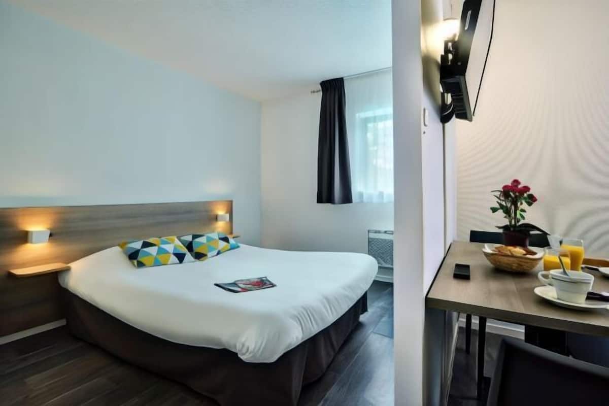 Blackout drapes, soundproofing, iron/ironing board, free WiFi