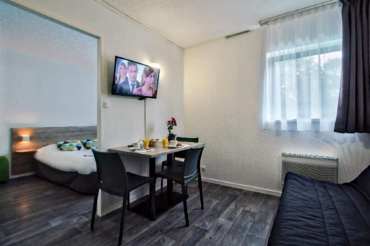 Blackout drapes, soundproofing, iron/ironing board, free WiFi
