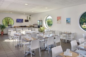 Se ofrece un desayuno continental (12.90 EUR por persona)