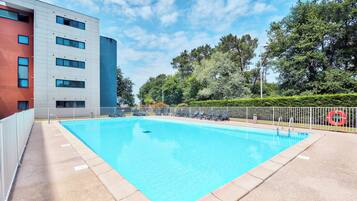 Una piscina al aire libre de temporada